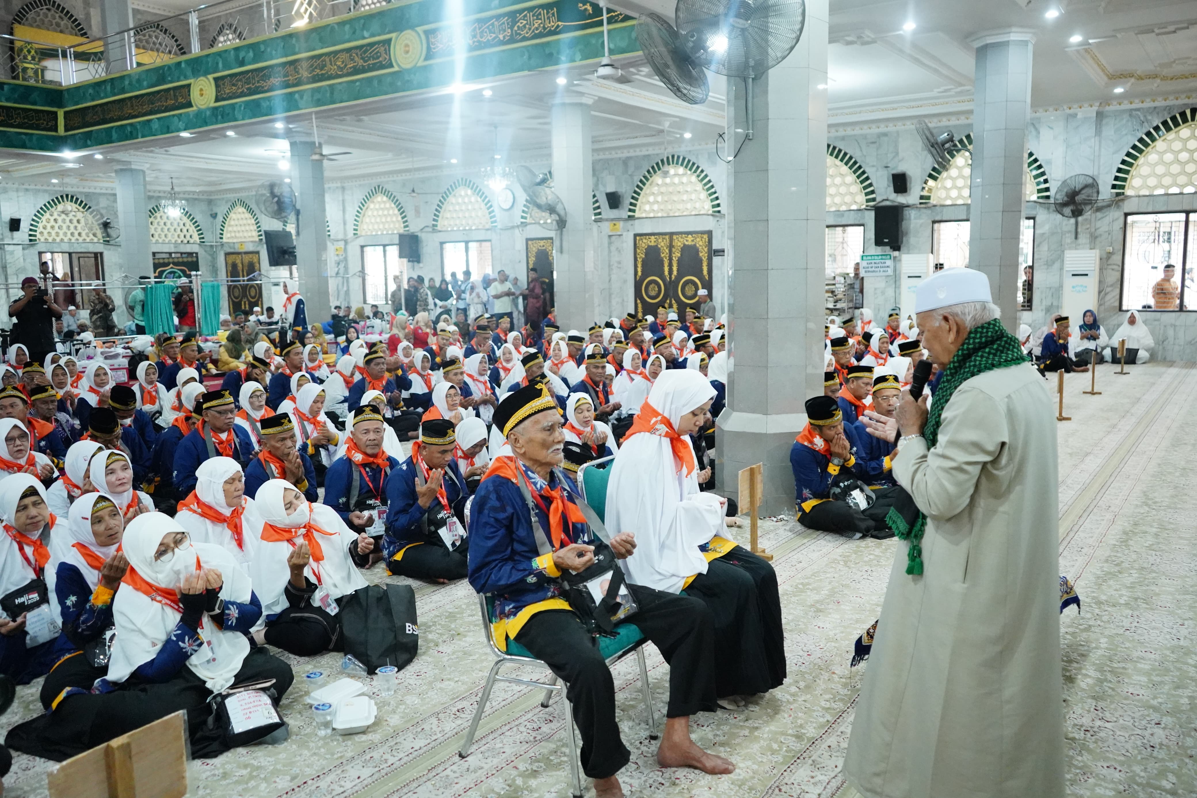 Wakil Bupati Inhil, Yuliantini Lepas Jamaah Calon Haji 2025.