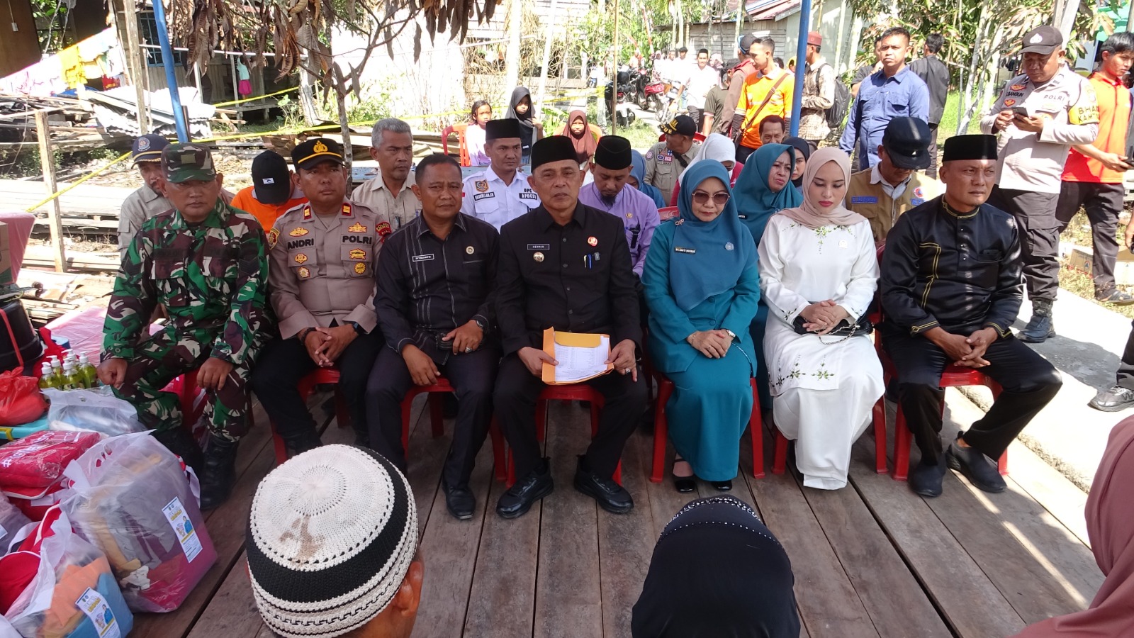 Tingkatkan Kewaspadaan Musim Kemarau, Bupati Inhil Salurkan Bantuan Korban Kebakaran di Belantaraya
