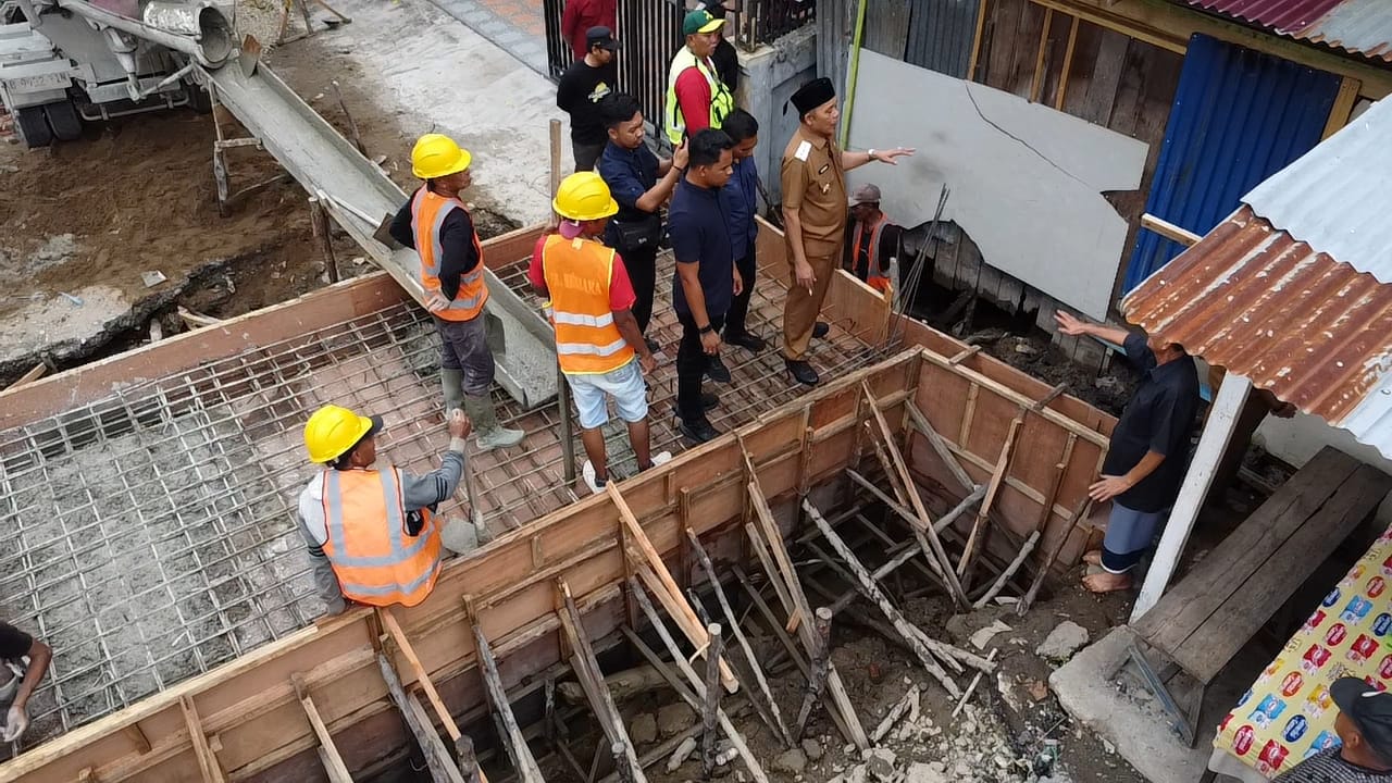 Bupati Herman Tinjau Proyek Drainase Jalan Pangeran Hidayat