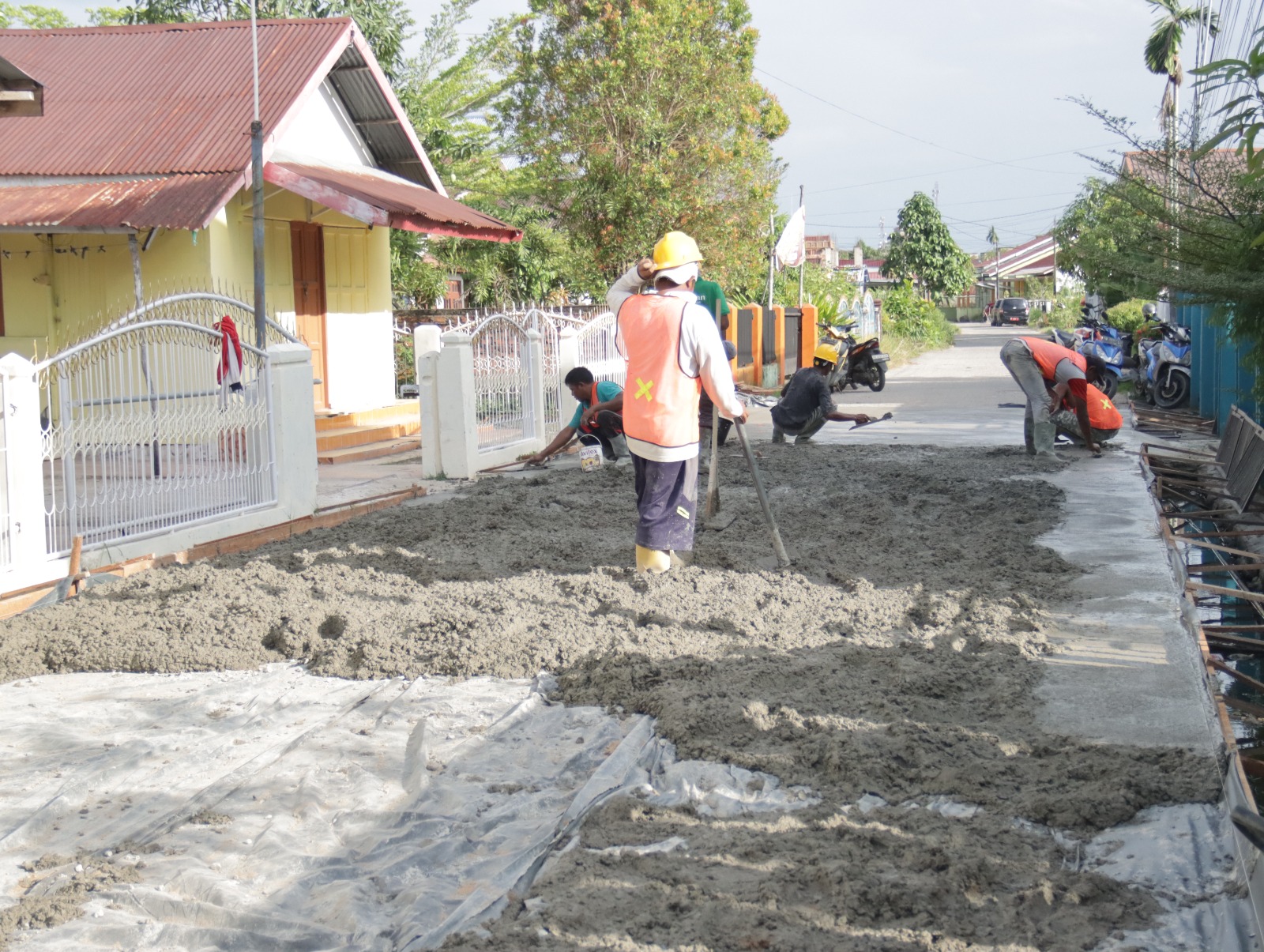 Bupati Inhil Herman Tinjau Proses Pemeliharaan Jalan Lingkungan di Tembilahan