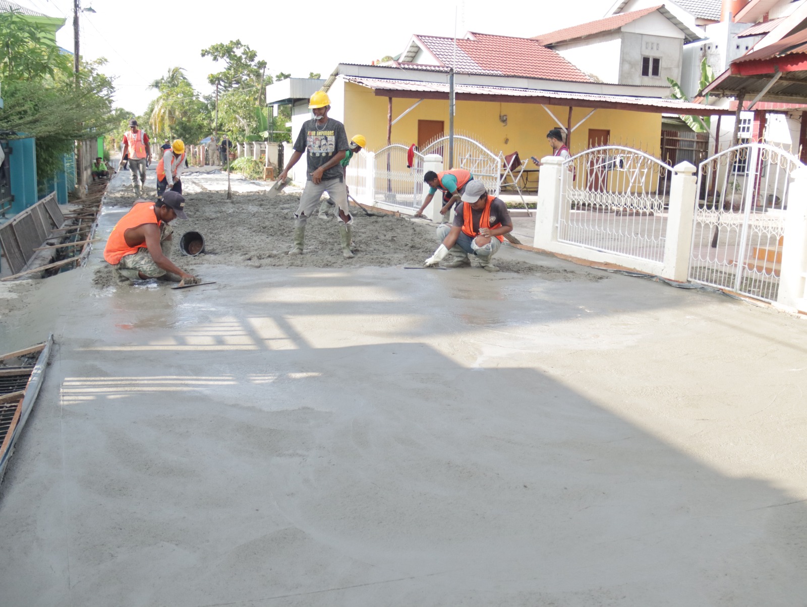 Bupati Inhil Herman Tinjau Proses Pemeliharaan Jalan Lingkungan di Tembilahan