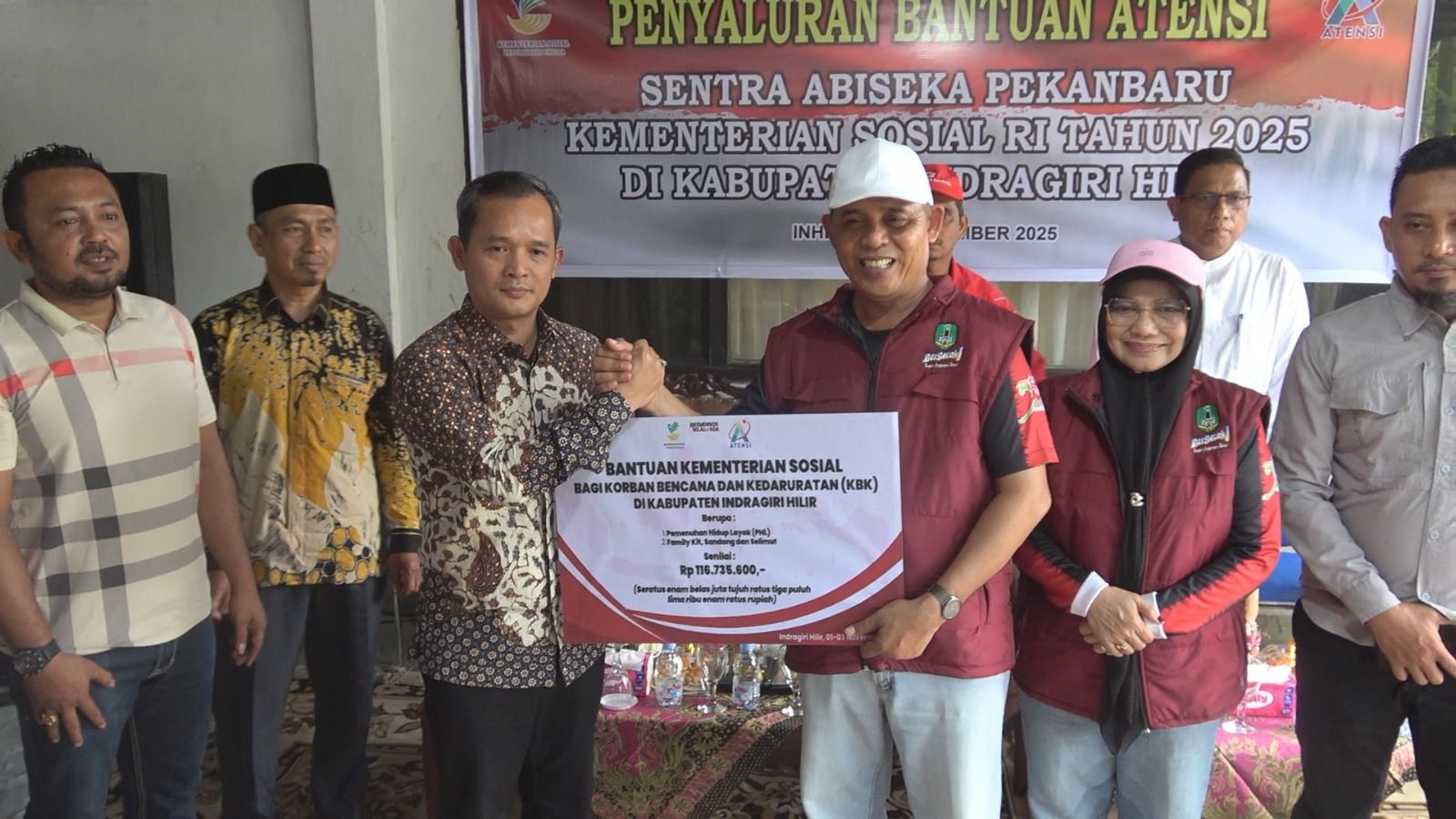 Bupati dan Ketua PMI Inhil Salurkan 124 Paket Bantuan Atensi Bersama Balai Sentra Abiseka Pekanbaru