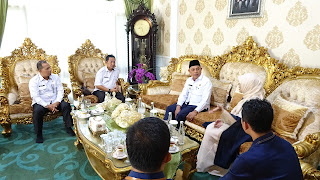 Bupati Inhil Herman Terima Dua Penghargaan Dari Kementerian Keuangan RI