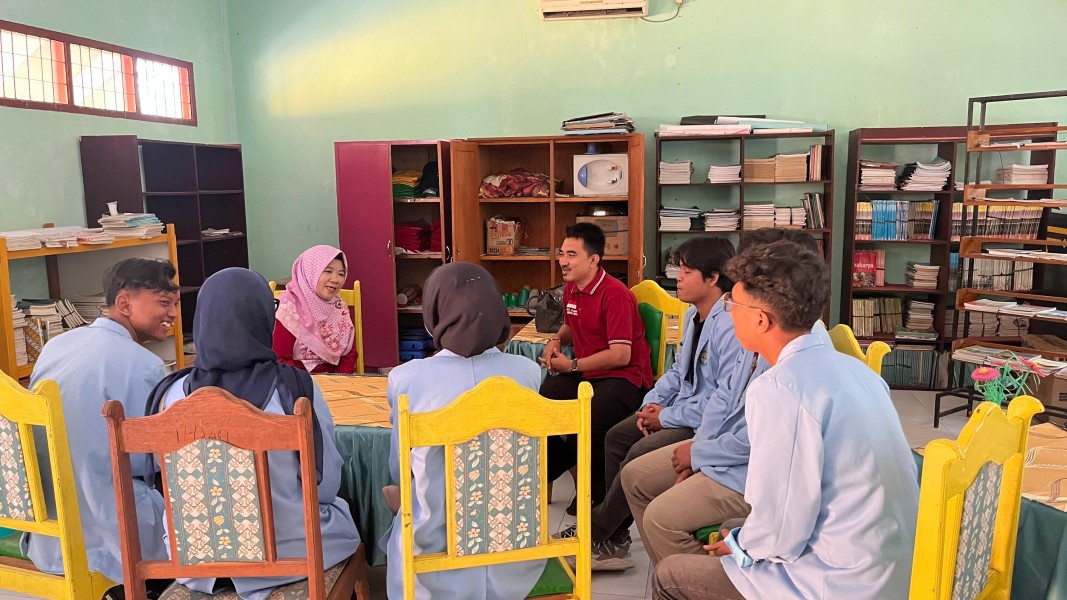 Mahasiswa KKN Tematik Leterasi Universitas Riau Bersama Kim Lembaga Tepak Sirih Literasi Sekolah Di SMP N 1 Tanah Putih Tanjung Melawan