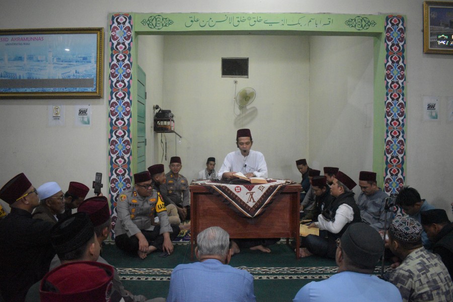 Suasana Khidmat Subuh Berjamaah di Tambang,  Kapolres Kampar dan UAS Bertemu Jamaah!