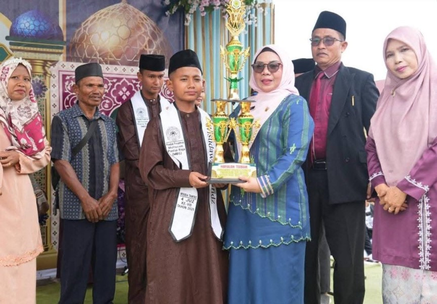 Wabub Kampar Angkat Anak Asuh Penghafal Alquran Bilqhoib di Ponpes Multazam