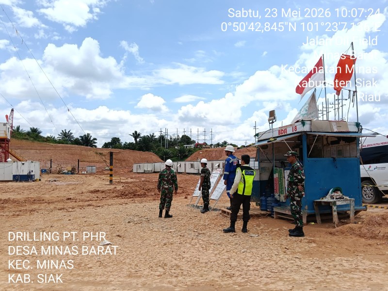 Sertu Joko Purnomo dan Serda Wiki Laksanakan Patroli Pengamanan Area Drilling di Minas