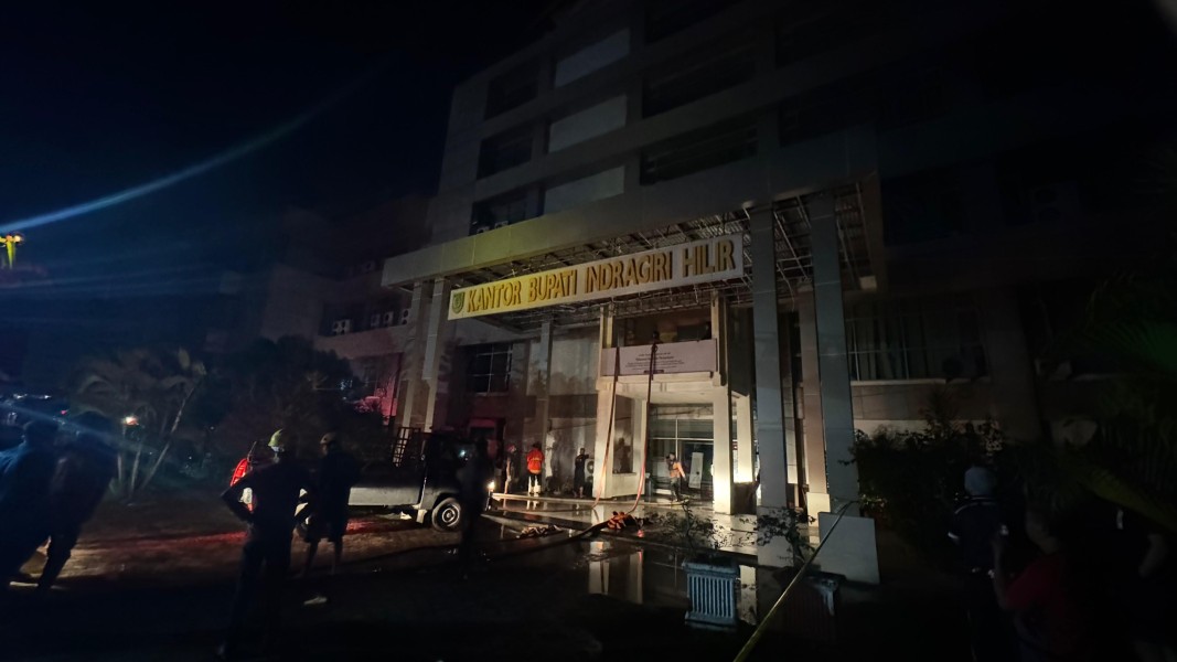 Sirene Damkar Pecah Malam Tembilahan, Asap Terlihat di Kantor Bupati Inhil