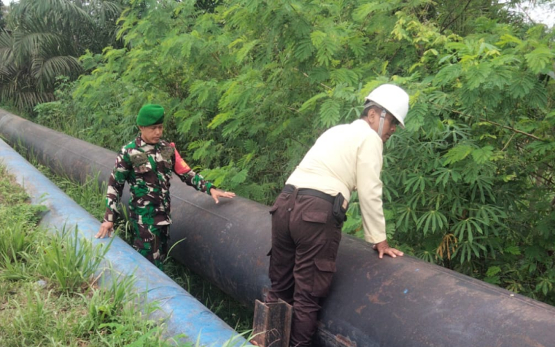 Babinsa Dumai Intensifkan Patroli Jalur Pipa, Warga Diimbau Tidak Berjualan di Zona Terlarang