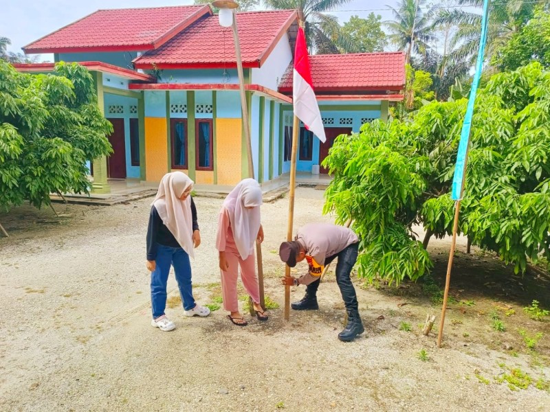Bhabinkamtibmas Aiptu Indra Sukalasi Semarakkan HUT RI ke-80 dengan Bendera Merah Putih dan Himbauan Kamtibmas
