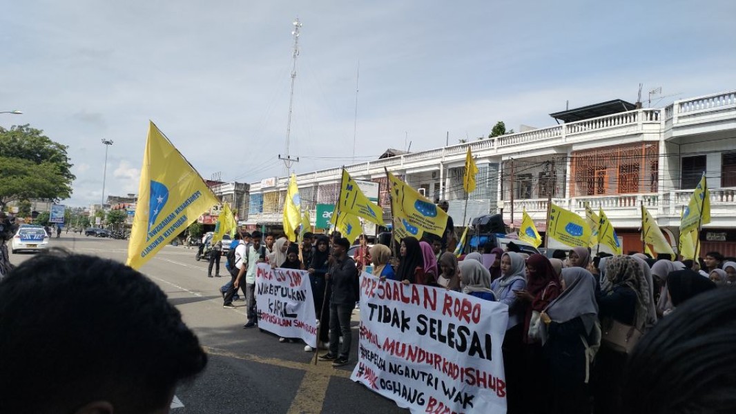 Mahasiswa Unjuk Rasa di Kantor Bupati Terkait Penyeberangan Roro Bengkalis