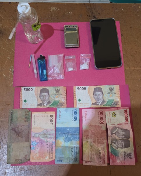Polsek Rambah Samo Tangkap Pengedar Sabu, Dua Paket Seberat 2,15 Gram Disita
