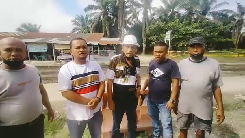 Janji Perbaikan Tak Kunjung Terwujud, Warga Simpang Libo Baru Turun Tangan Bangun Jalan dan Ancam Hentikan Kendaraan Perusahaan