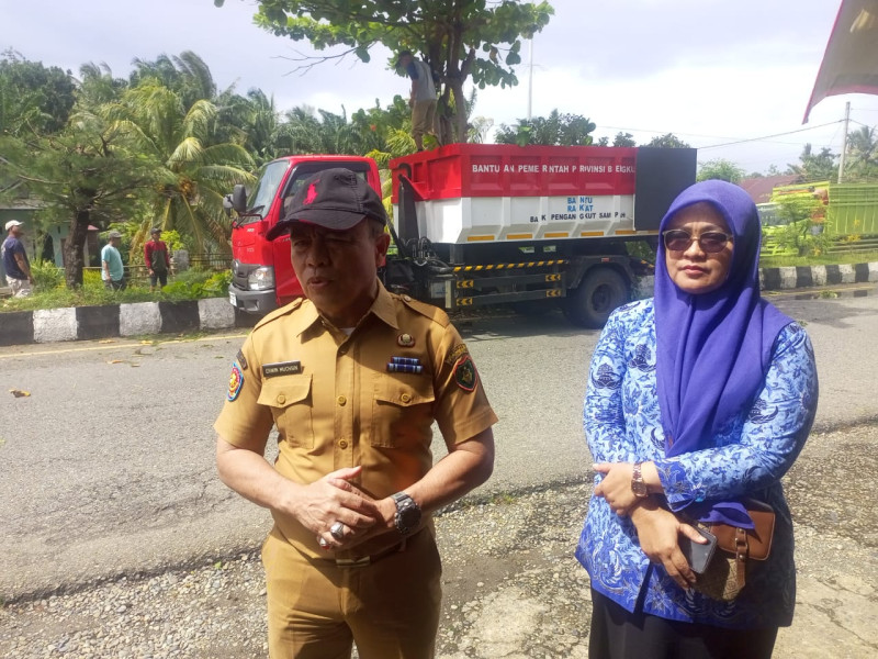 DLHK Bengkulu Selatan Tancap Gas Benahi Wajah Kota Manna, Bersihkan Pintu Masuk Kota