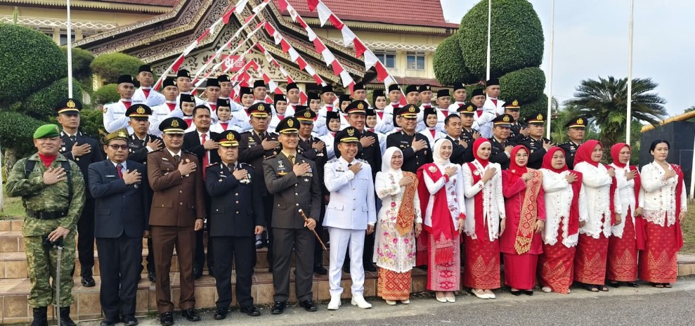 Dipimpin Husni Tamrin, Upacara Penurunan Sang Saka Merah Putih HUT ke-81 RI Berlangsung Khidmat di Pelalawan