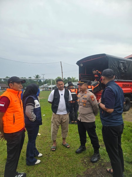 Kapolsek Bangkinang Barat Iptu Rully Chairullah.S.E M.Si M.OS, Ikut  Lakukan Pencairan Korban Tenggelam di Sungai Kampar