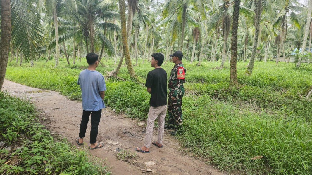 Pastikan Wilayah Tetap Aman dan Bebas Karhutla, Babinsa Koramil 06/Kateman Gelar Patroli Tapal Batas