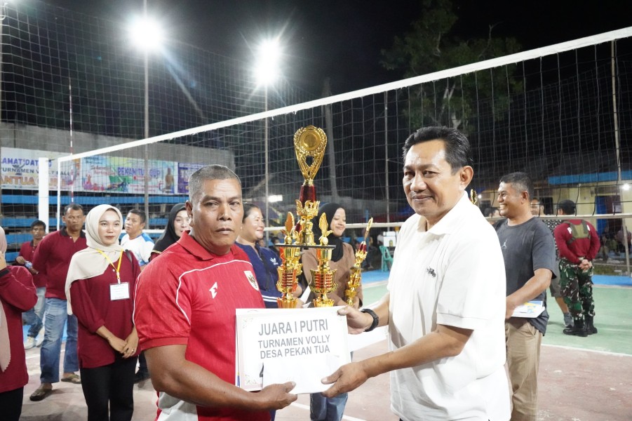 Bupati Inhil Tutup Turnamen Bola Voli Pekan Tua Cup 2025