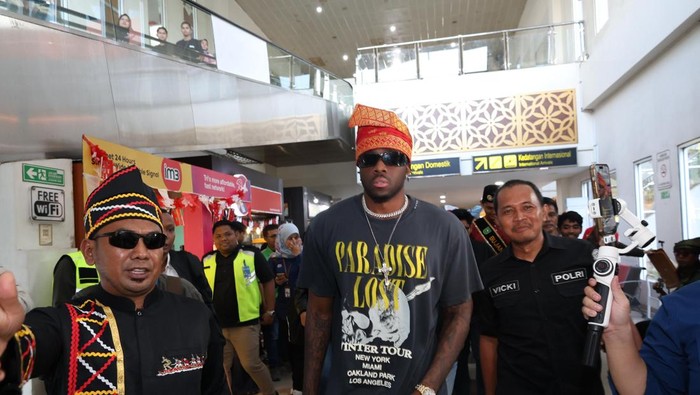 Tiba di Pekanbaru, Rapper Melly Mike Siap Tampil di Pacu Jalur Kuansing
