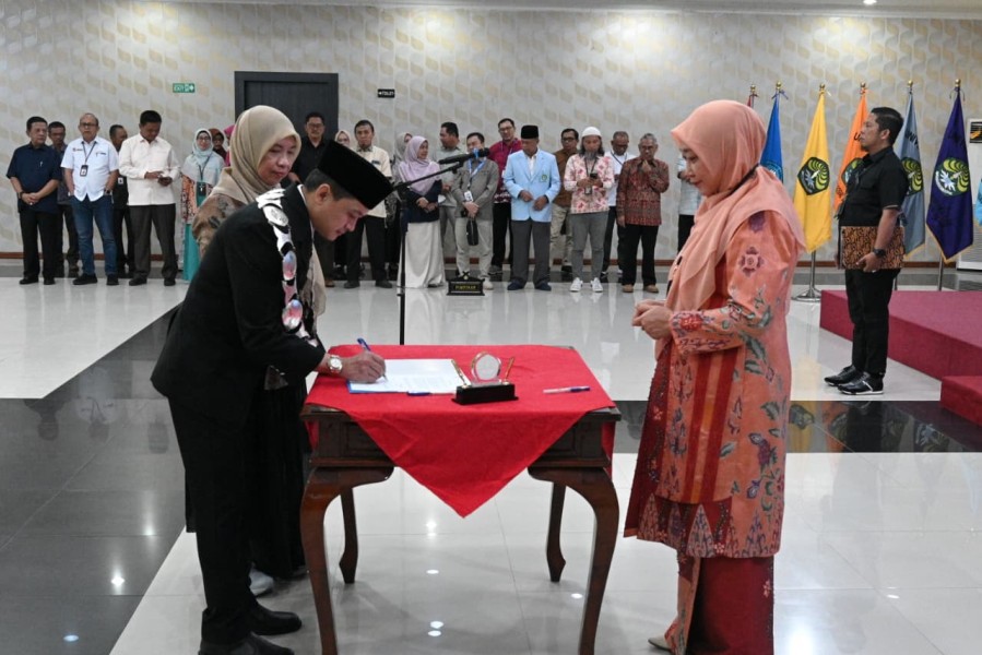 Rektor Universitas Riau Tunjuk Dr. Odih