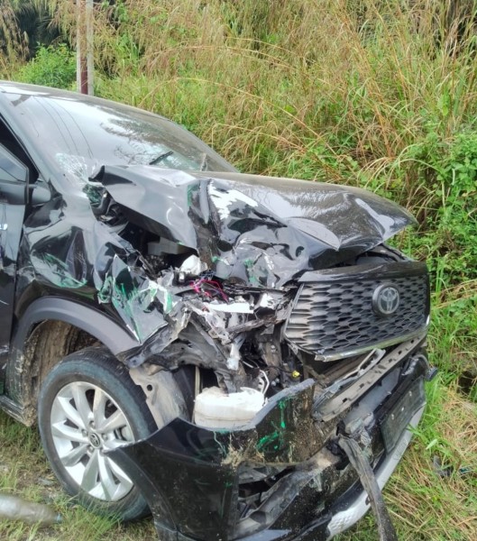 Mobil Dinas Bupati Kuansing Tabrakan dengan Truk di Telukkuantan, Suhardiman Amby Luka Ringan