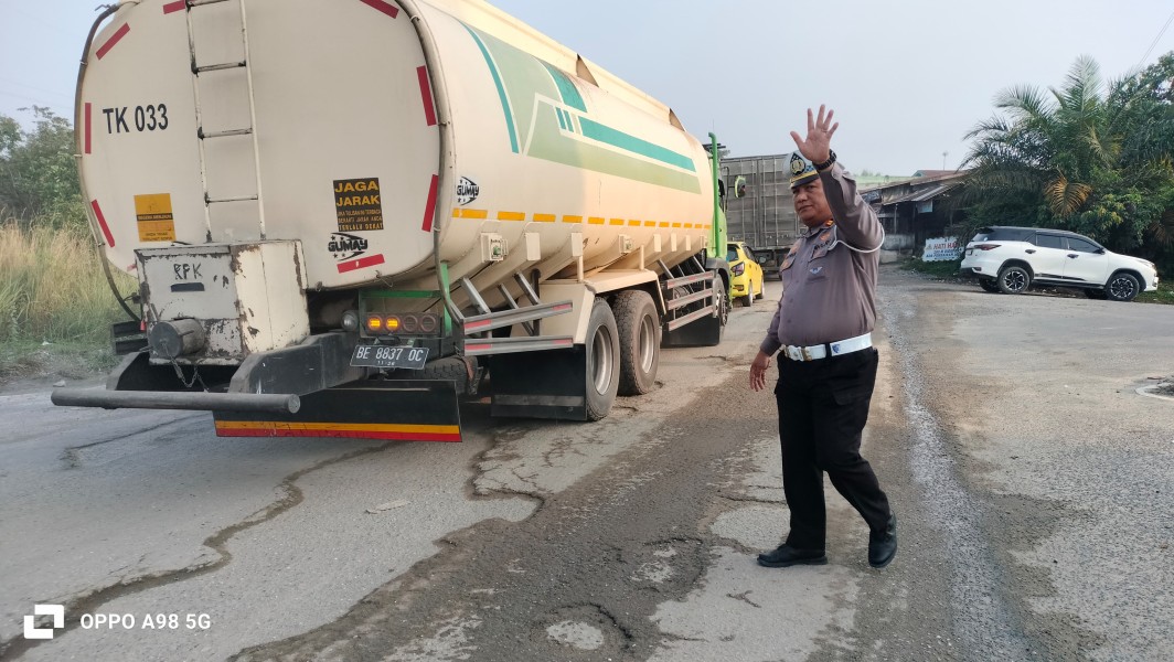 Personel Polsek Minas Gelar Strong Point di Simpang Perawang Kilometer 2, Antisipasi Kemacetan Akibat Perbaikan Jalan Minas–Perawang