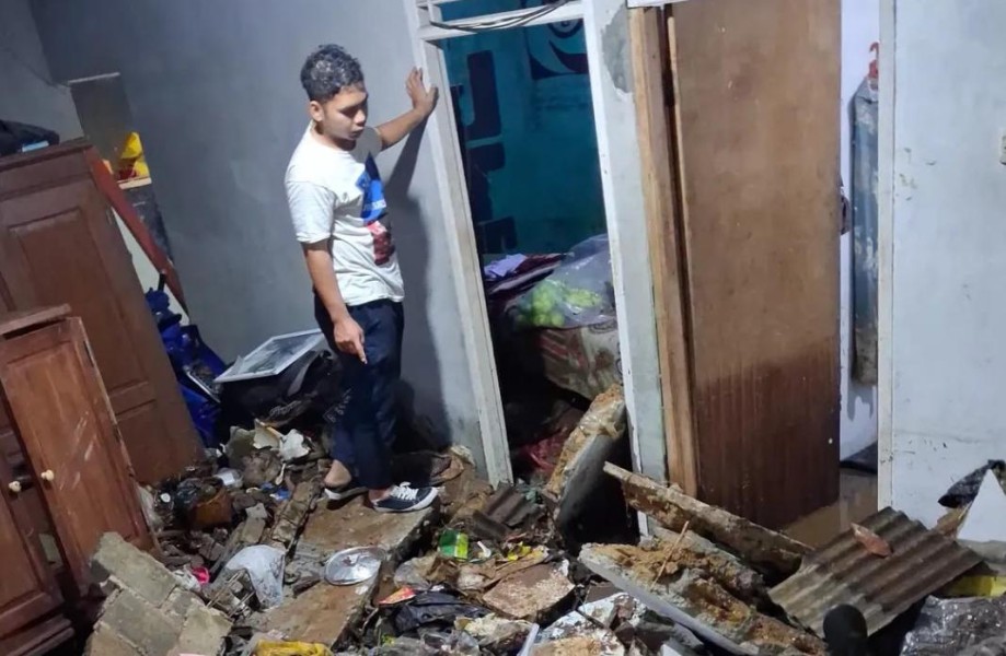 Tanggul Jebol Diterjang Banjir Bandang, 2 Rumah di Bogor Hancur!