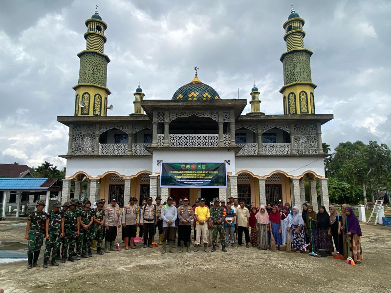 TMMD ke-123, Personel Kodim 0314/Inhil Laksanakan Gotong Royong Bersihkan Masjid AL Mutaqin