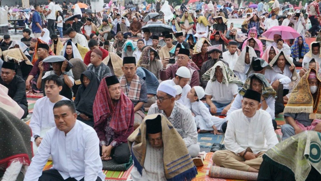 Hujan Lebat,Tak Halangi Ribuan Umat Muslim Laksanakan Shalat Idulfitri di Lapangan Cindua Mato