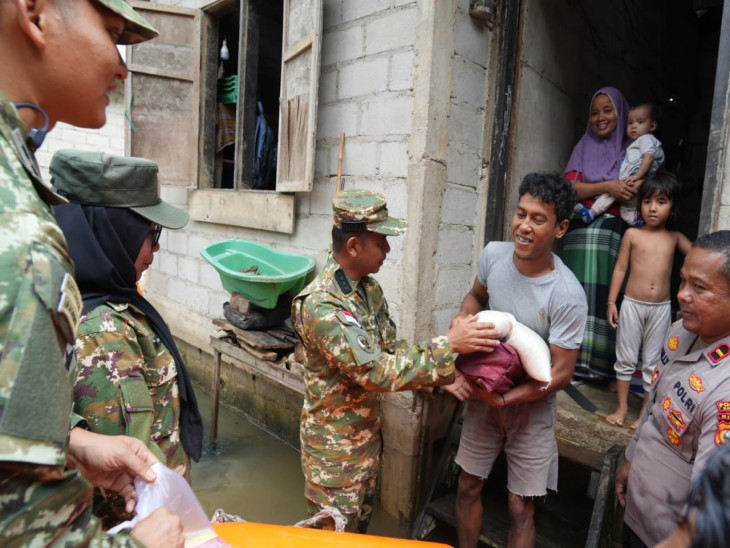 Bupati Kampar Serahkan Bantuan Langsung kepada Warga Terdampak Banjir di Kuok
