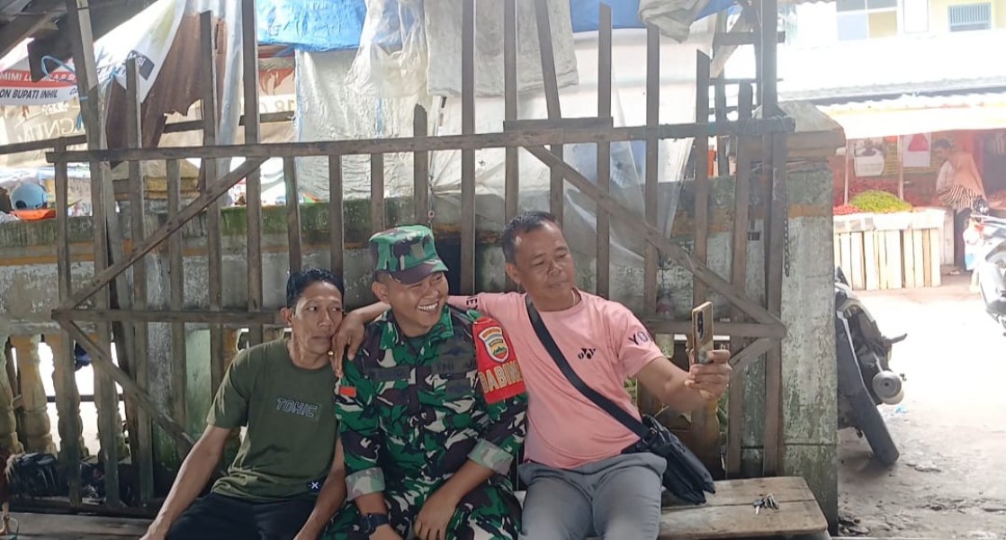 Bangun Kebersamaan, Babinsa Koramil 06/Kateman Komsos dengan Warga Binaan
