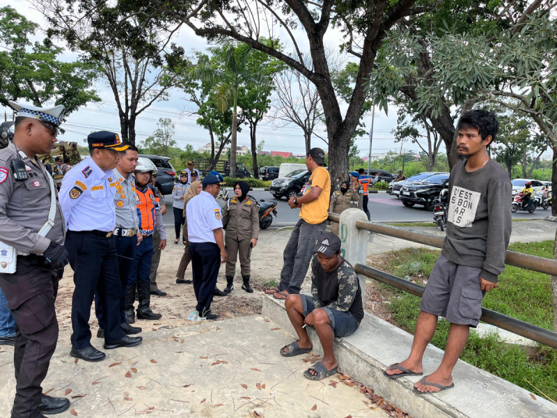 Merajalela di Jalanan Pekanbaru, Dishub dan Dinsos Amankan Pak Ogah di Jalan Sudirman
