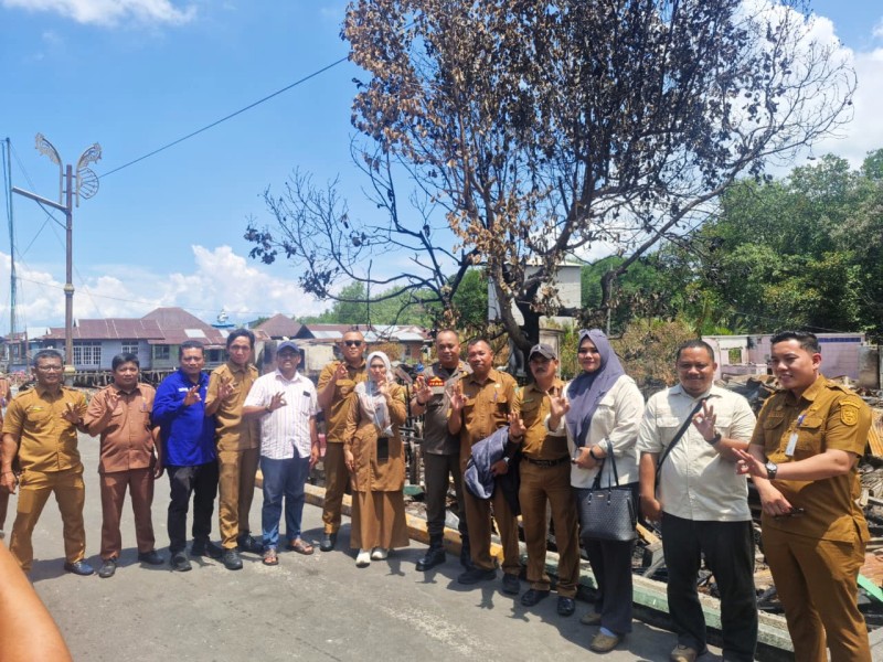 PT BLJ Salurkan Bantuan untuk 7 KK Korban Kebakaran di Desa Bukit Batu