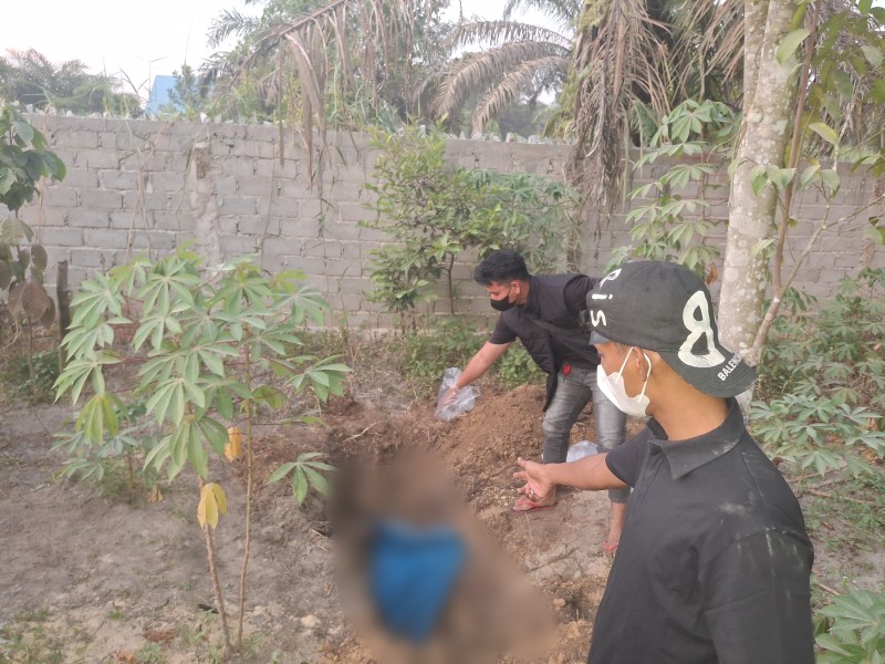 Geger! Mayat Mr. X Ditemukan Terkubur di Kebun Perawang Barat, Dibungkus Terpal — Polisi Buru Pelaku Pembunuhan