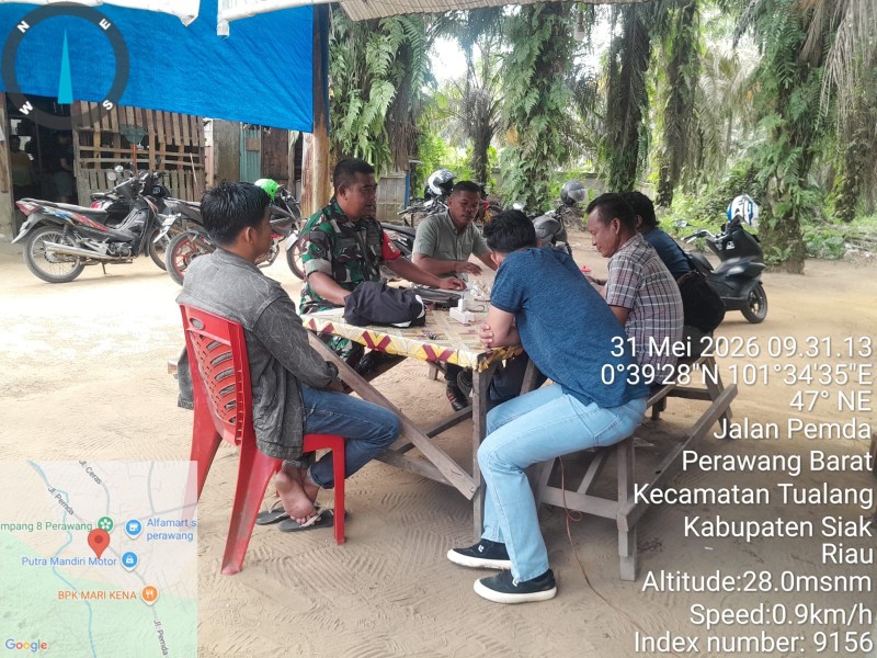 Babinsa Koramil 04/Perawang Gelar Komsos di Kampung Perawang Barat, Ajak Warga Peduli Kesehatan dan Kebersihan Lingkungan