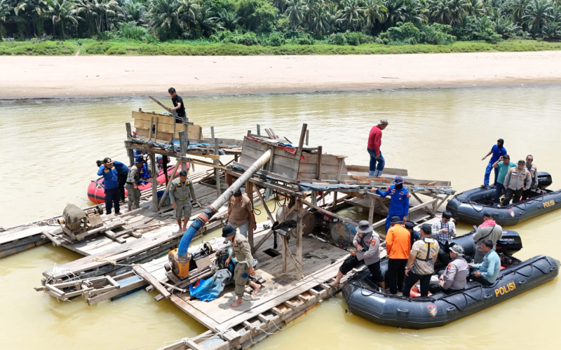 Tim Gabungan Tertibkan 55 Rakit PETI di Sungai Kuantan, Kuansing