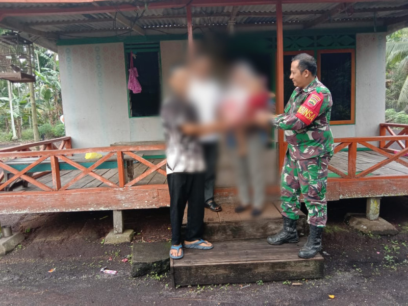 Babinsa Koramil 06/Kateman Serahkan Bantuan untuk Anak Stunting