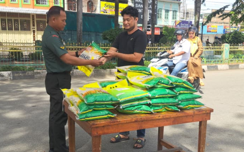 Koramil 01 Dumai Gelar Gerakan Pangan Murah, Sediakan 1,5 Ton Beras Harga Terjangkau untuk Warga