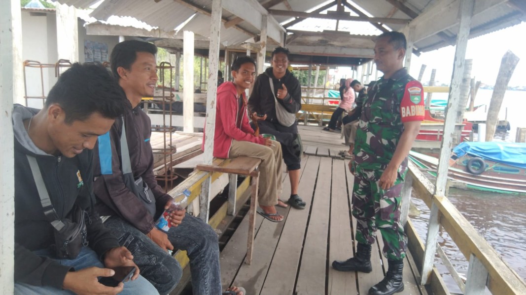 Sambangi Warga Binaan di Desa Air Tawar, Sertu Lendi Piter Sirimba Ajak Jaga Keamanan Lingkungan