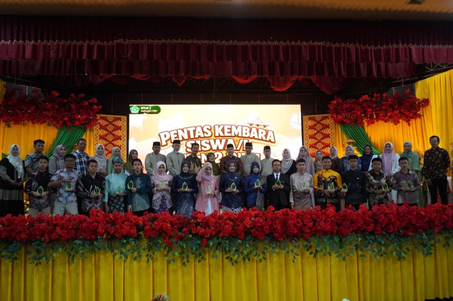 Bupati Herman Tekankan Pentingnya Pendidikan Saat Pelepasan Siswa MTsN 2 Inhil