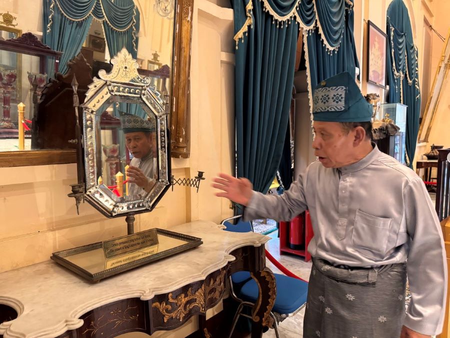 Cermin Awet Muda Istana Siak Dikabarkan Pecah, Juru Kunci Tunjukkan Kondisinya
