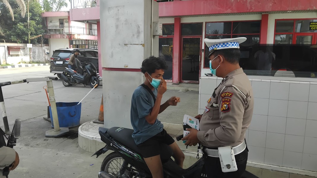 Polsek Minas Bagikan 100 Masker di SPBU Minas Barat, Antisipasi Dampak Kabut Asap