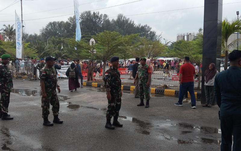 Babinsa TNI AD Pastikan Keamanan Kedatangan Penumpang di Pelabuhan Dumai
