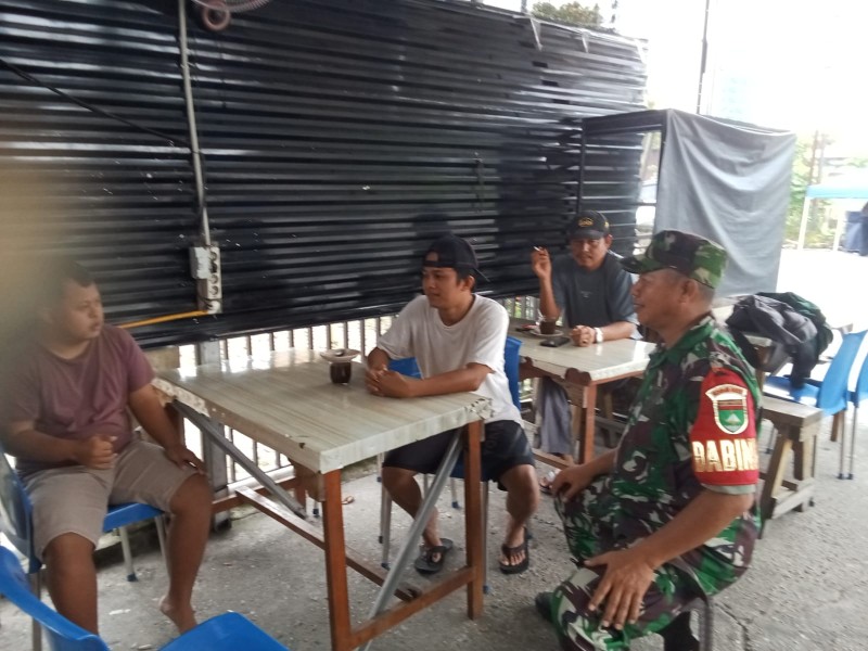 Babinsa Sertu L. Syahdanur Gelar Komsos Ajak Warga Peduli Kesehatan dan Kebersihan Lingkungan