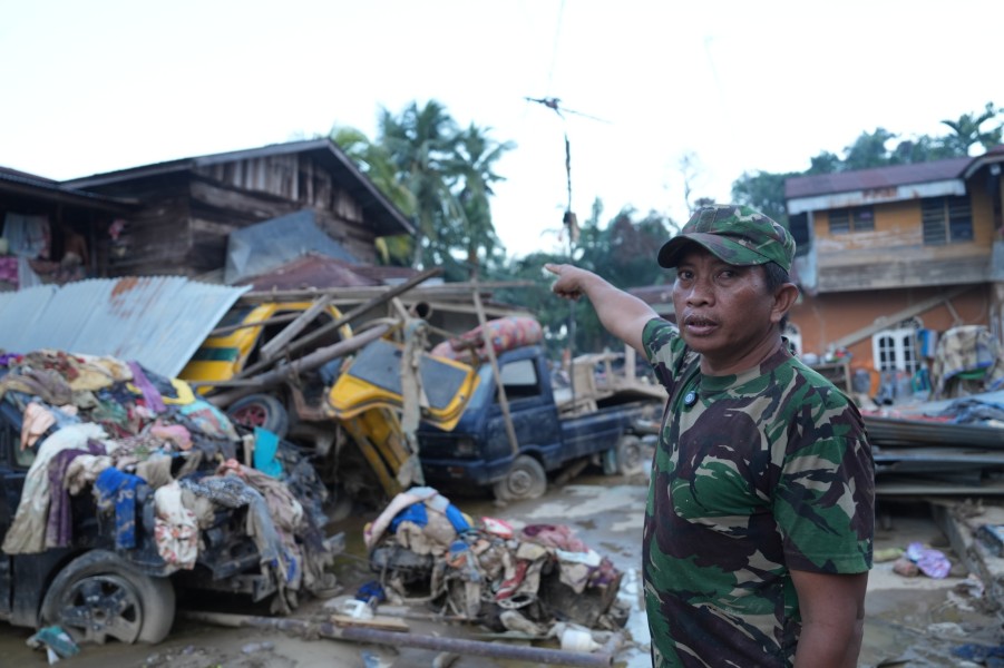 Bertaruh Nyawa dengan Seutas Tali dan Ban Bekas: Kisah Sertu Giman Selamatkan Satu Keluarga dari Banjir Tamiang