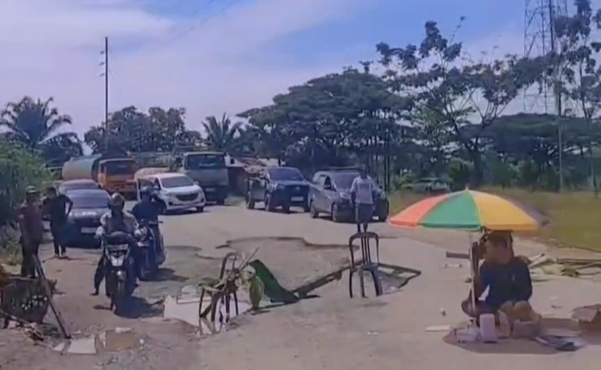 Warga Minas Blokir Jalan, Tuntut Perbaikan Jalan Rusak Minas–Perawang