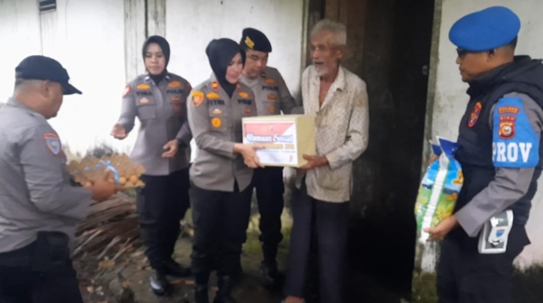 Polsek Bangkinang Kota Berbagi di Hari Bhayangkara ke-79:  Bantuan Sembako untuk Warga Kurang Mampu