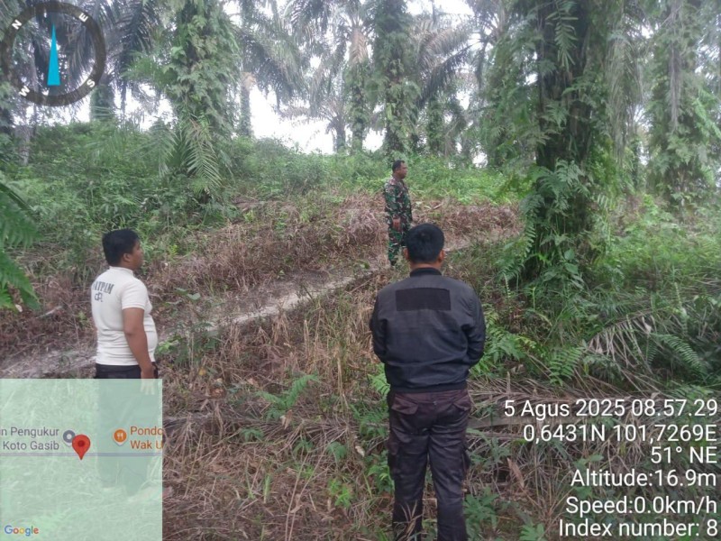 Babinsa Koramil 04/Perawang Sertu Rudy A. Panjaitan Laksanakan Patroli Karhutla di Kampung Rantau Panjang, Koto Gasib