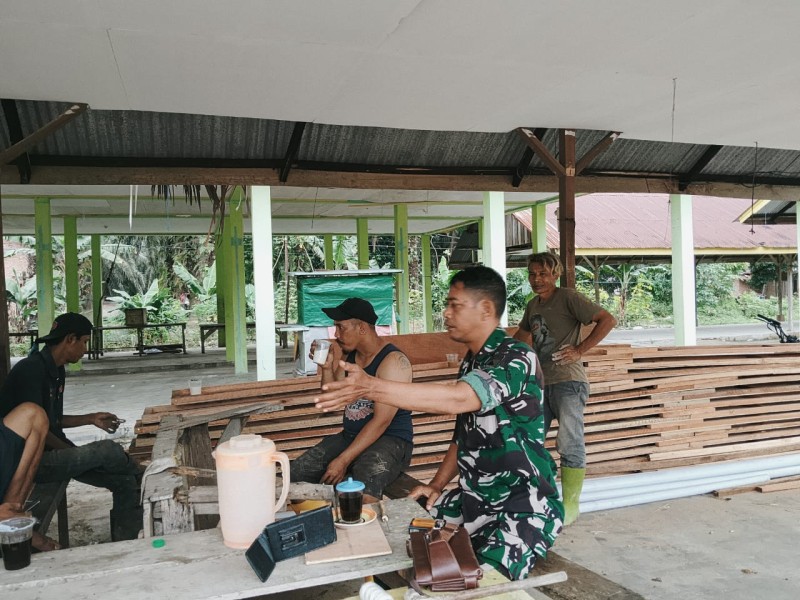 Babinsa Serda Mayus Maruli Ajak Warga Minas Timur Peduli Kesehatan Lewat Komsos