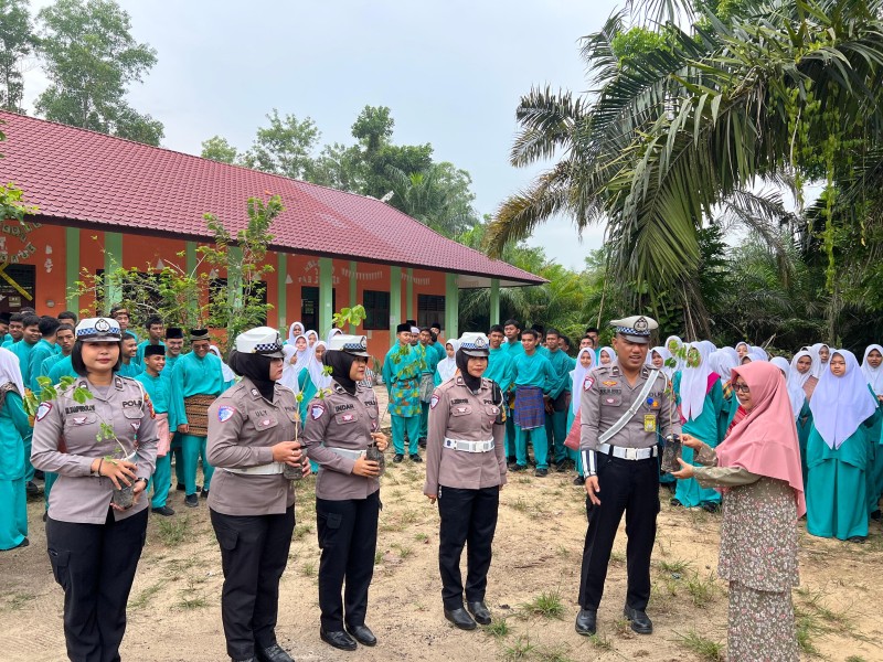 Satlantas Polres Dumai Edukasi Tertib Lalu Lintas di SMAN Binsus Lewat Program 